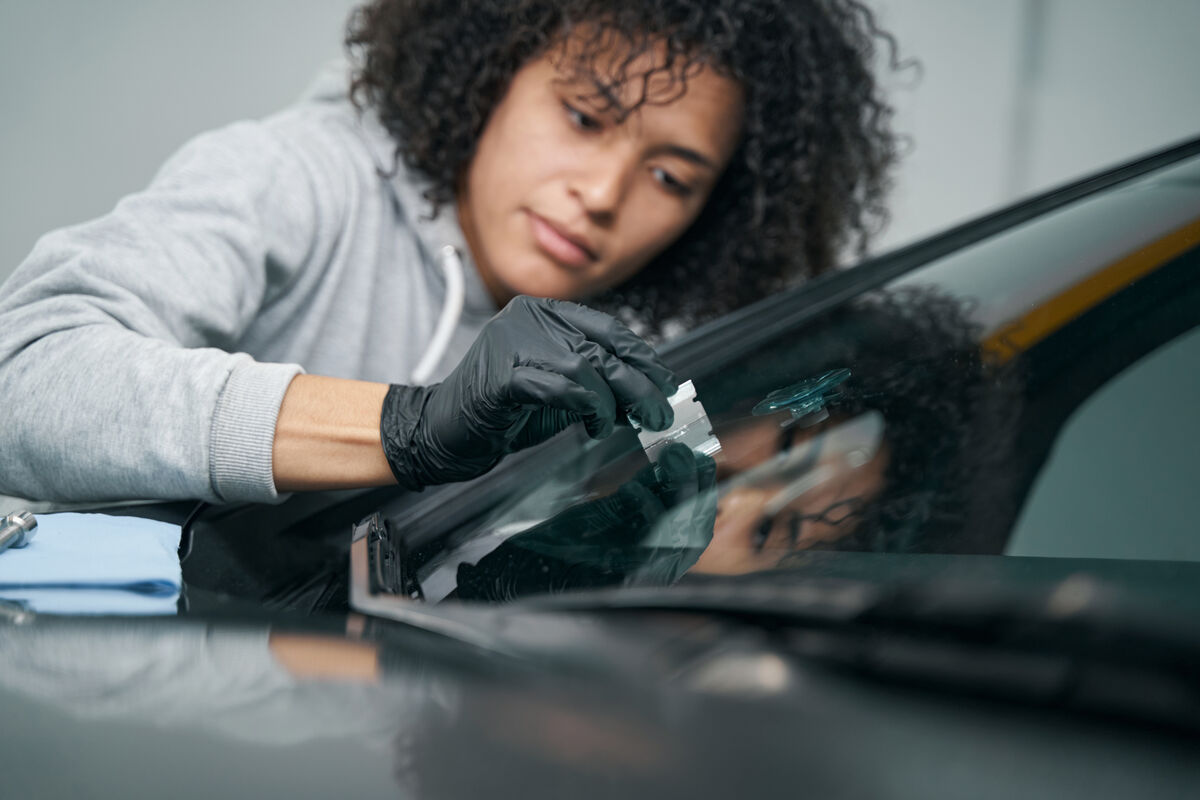 Technicien Solution Eco Glass remplaçant un pare-brise